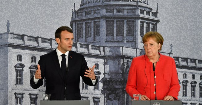 1-À-Berlin-Macron-tente-de-relancer-ses-projets-européens-face-aux-réticences-de-Merkel.JPG