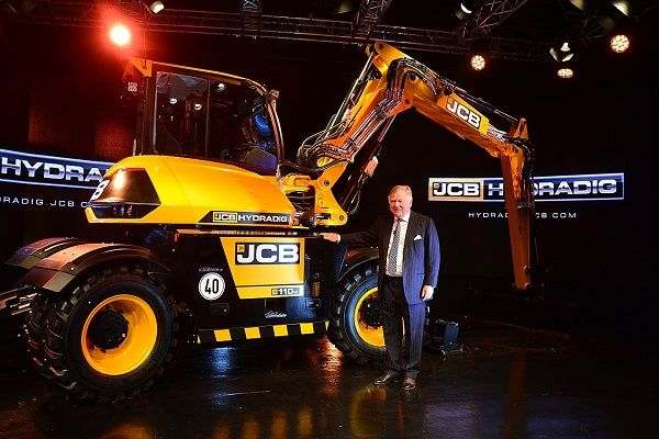 Lord-Bamford-lancement-du-JCB-Hydradig-1.jpg