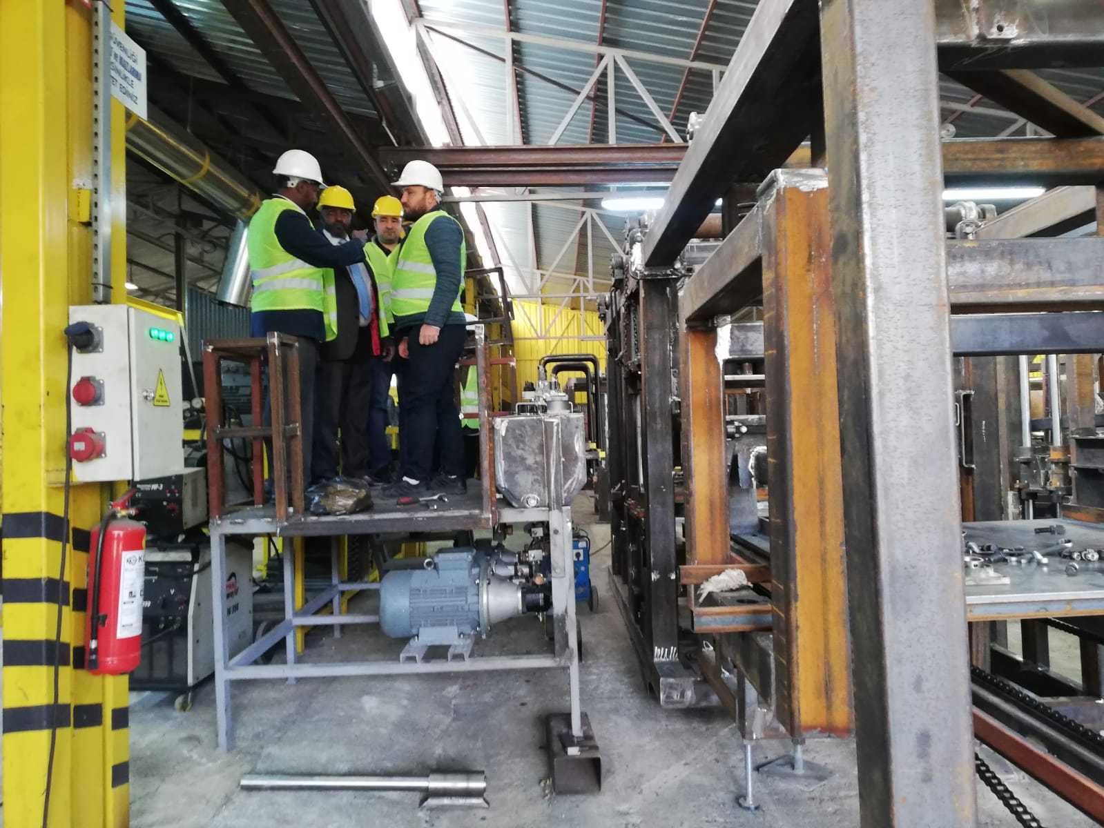 la visite de notre client somalien a l usine de fabrication de parpaing Bloc a béton en turquie 3