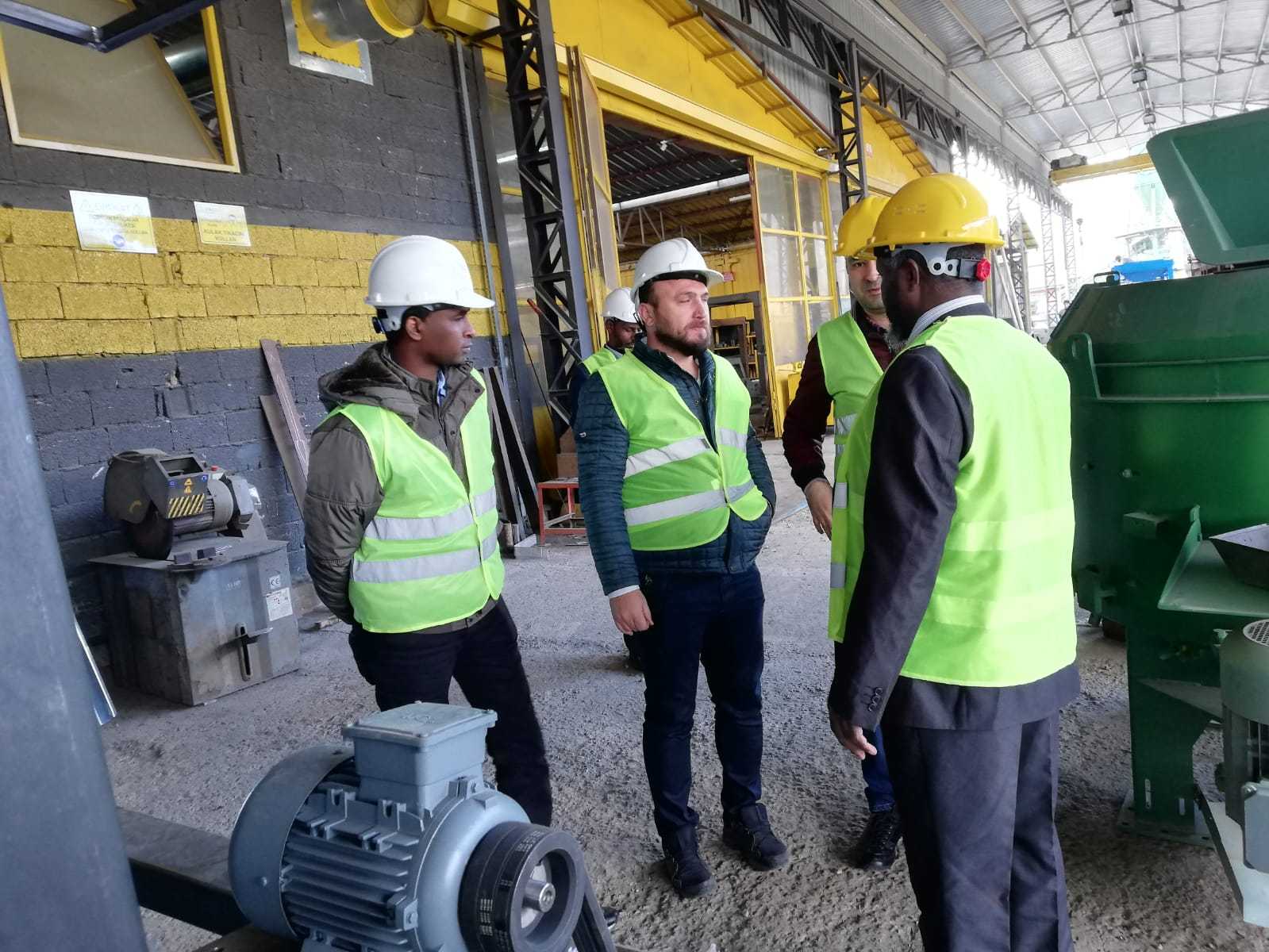 la visite de notre client somalien a l usine de fabrication de parpaing Bloc a béton en turquie 7